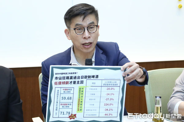 ▲民進黨立委鍾佳濱出席反中國啤酒爆量傾銷記者會。(圖/記者林敬旻攝)