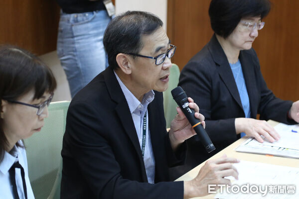 ▲關務署副署長趙台安出席反中國啤酒爆量傾銷記者會。(圖/記者林敬旻攝)