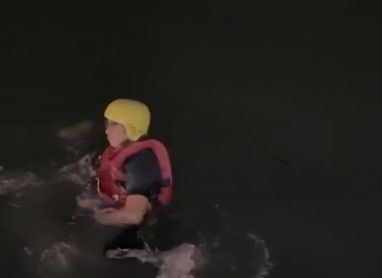 ▲消防下海救人。(圖/記者唐詠絮翻攝)