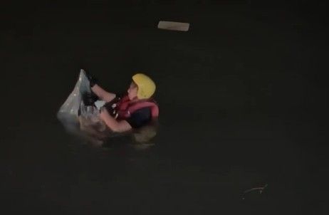 ▲消防下海救人。(圖/記者唐詠絮翻攝)