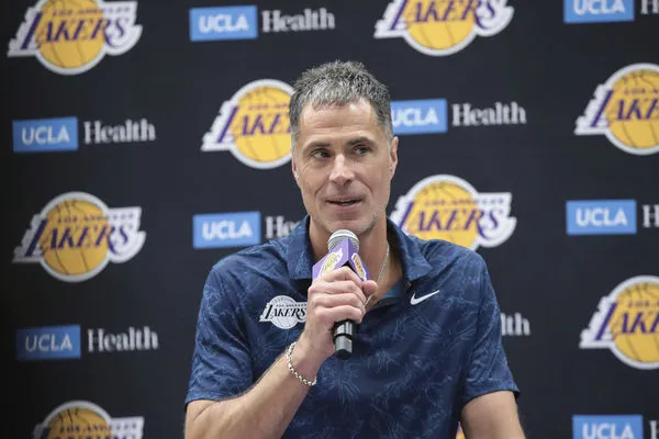 ▲湖人總管佩林卡(Rob Pelinka)今日表示,球隊在休賽季補強會「超級積極」。(圖/達志影像/美聯社)