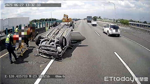 ▲▼ 國道一號中山高北上257.2K車輛翻覆 。(圖/嘉義縣消防局提供)