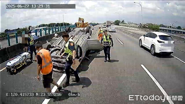 ▲▼ 國道一號中山高北上257.2K車輛翻覆 。(圖/嘉義縣消防局提供)
