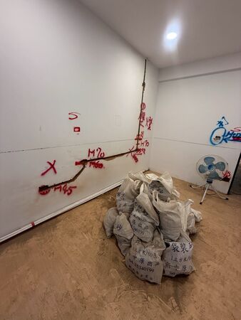 ▲▼民進黨立委召開記者會,要求推動定型化契約、公布爭議業者名單,以因應裝潢蟑螂層出不窮的現象。(圖/民進黨立委黃捷辦公室提供)