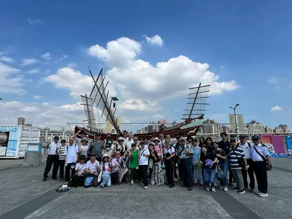 ▲船機學會會員在戎客船前大合照。(圖/船機學會提供)