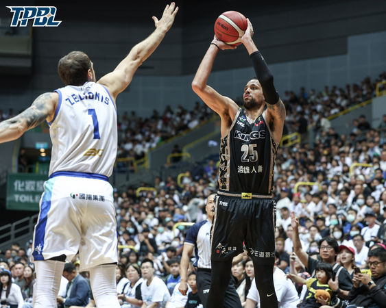 ▲國王林書豪、奧帝,海神胡瓏貿、邱子軒、克雷格、蘇文儒,高雄巨蛋。(圖/TPBL提供)