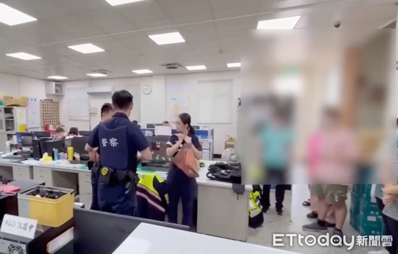 ▲副所長黃玉婷帶領同仁演出警察抓小偷短劇給「星兒」們觀看。(圖/龜山警分局提供、下同)