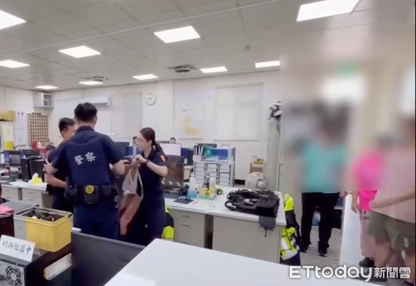 ▲副所長黃玉婷帶領同仁演出警察抓小偷短劇給「星兒」們觀看。(圖/龜山警分局提供、下同)