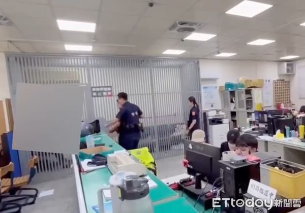 ▲▼最後並將小偷關進監牢裡,讓「星兒」了解當小偷的下場。(圖/龜山警分局提供)