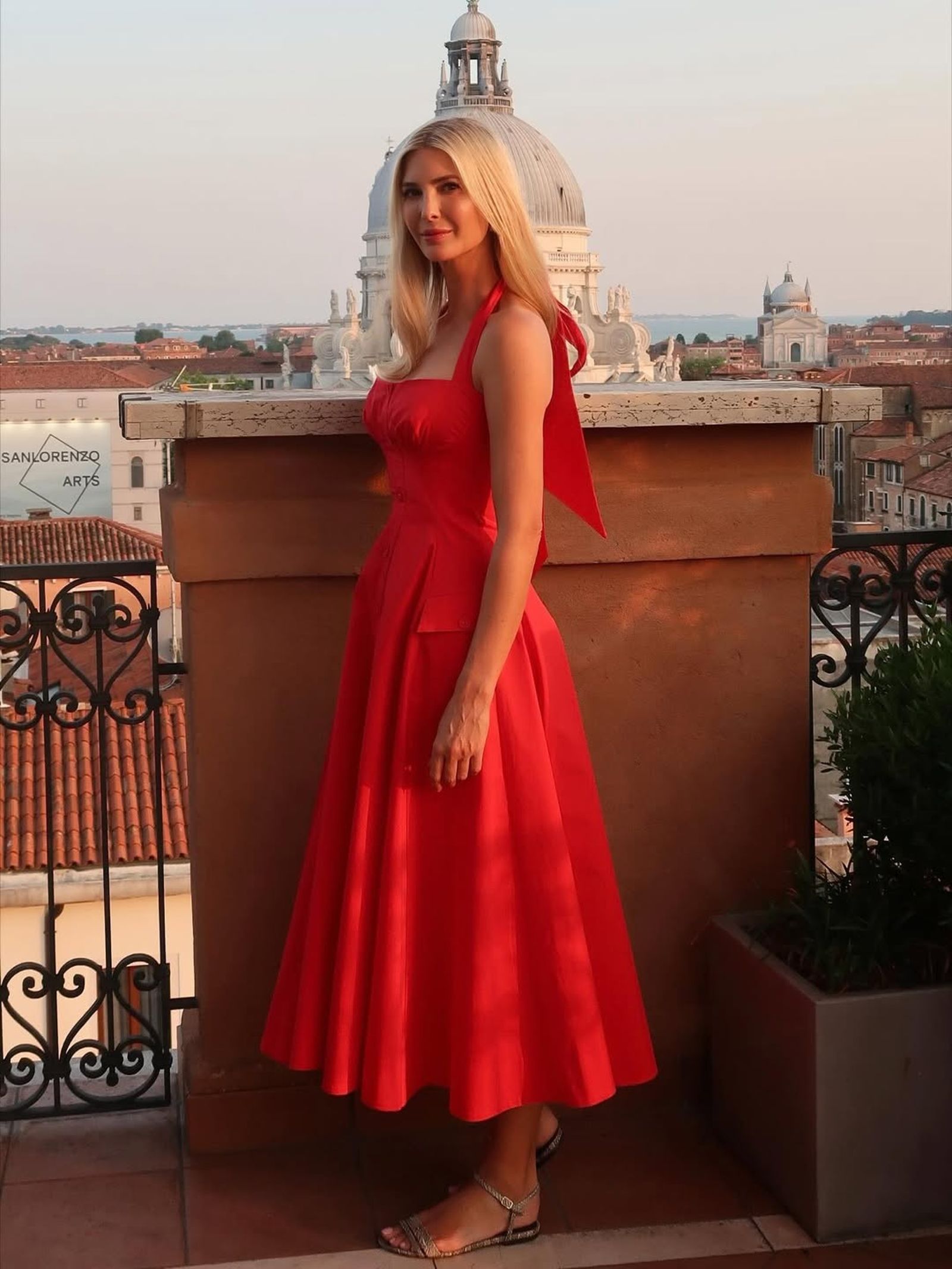 伊凡卡4造型驚豔威尼斯! 獲封貝佐斯婚禮「最美賓客」