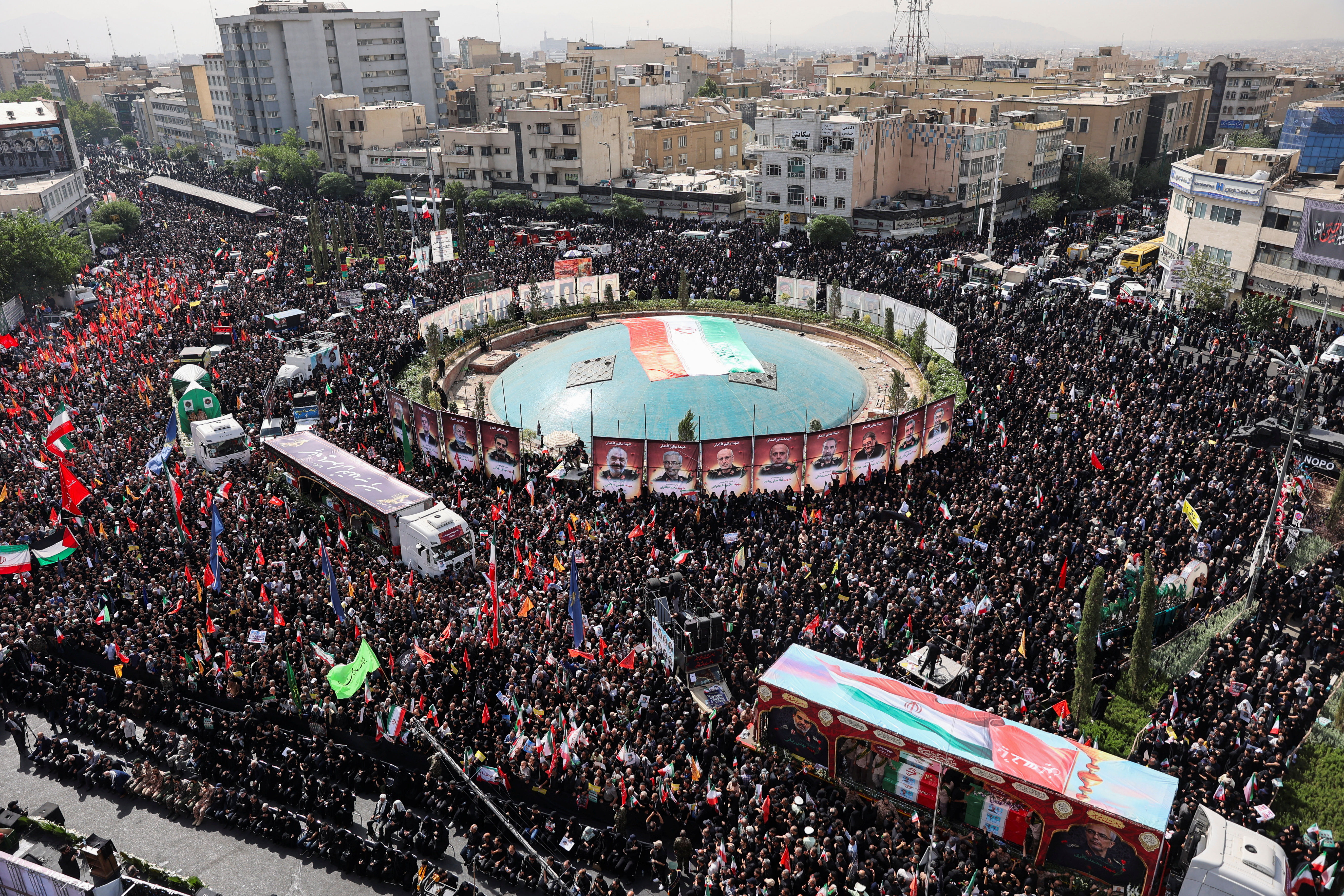 ▲▼ 伊朗民眾上街為以伊衝突中身亡的軍官、科學家及平民送葬。(圖/路透)