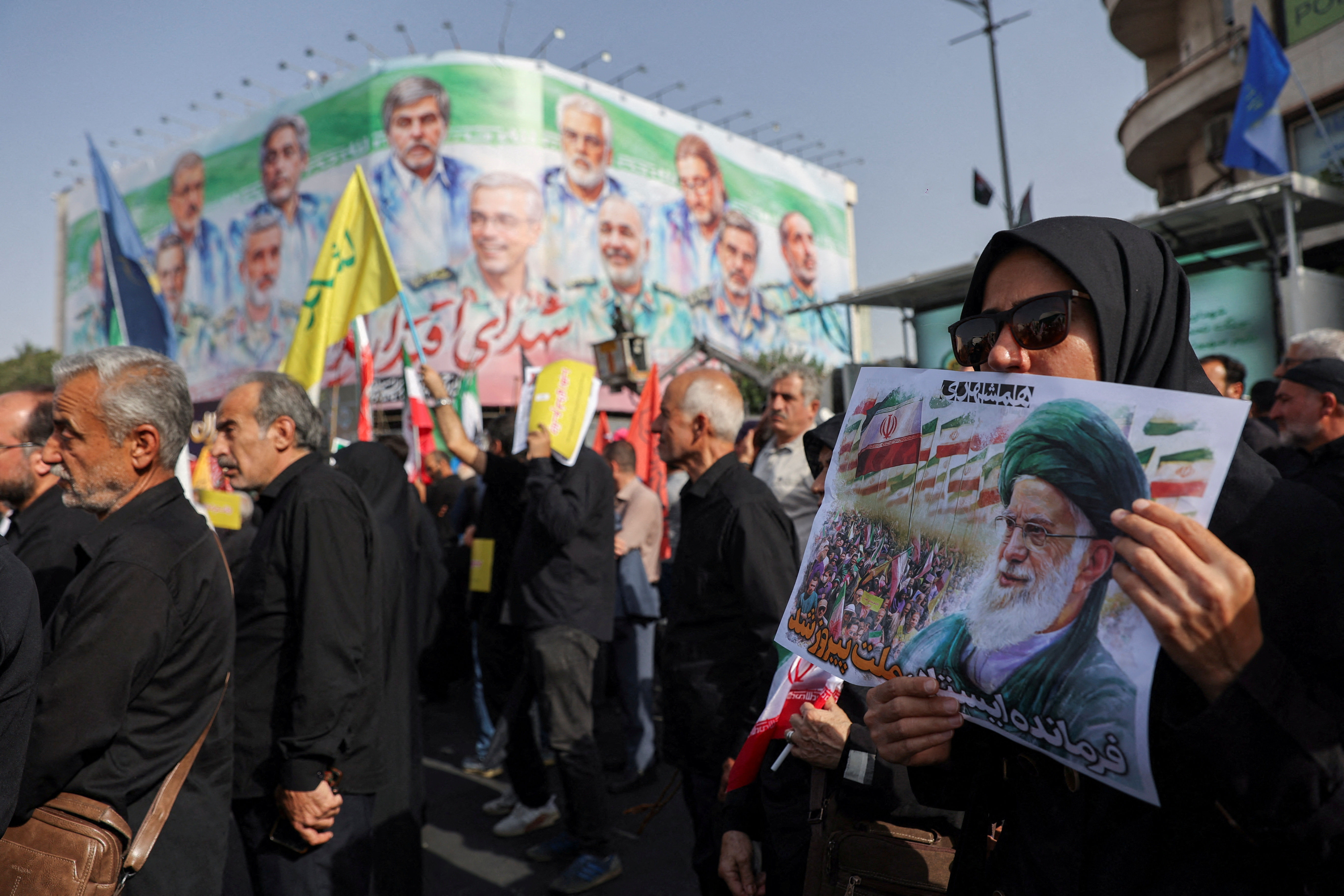 ▲▼ 伊朗民眾上街為以伊衝突中身亡的軍官、科學家及平民送葬。(圖/路透)