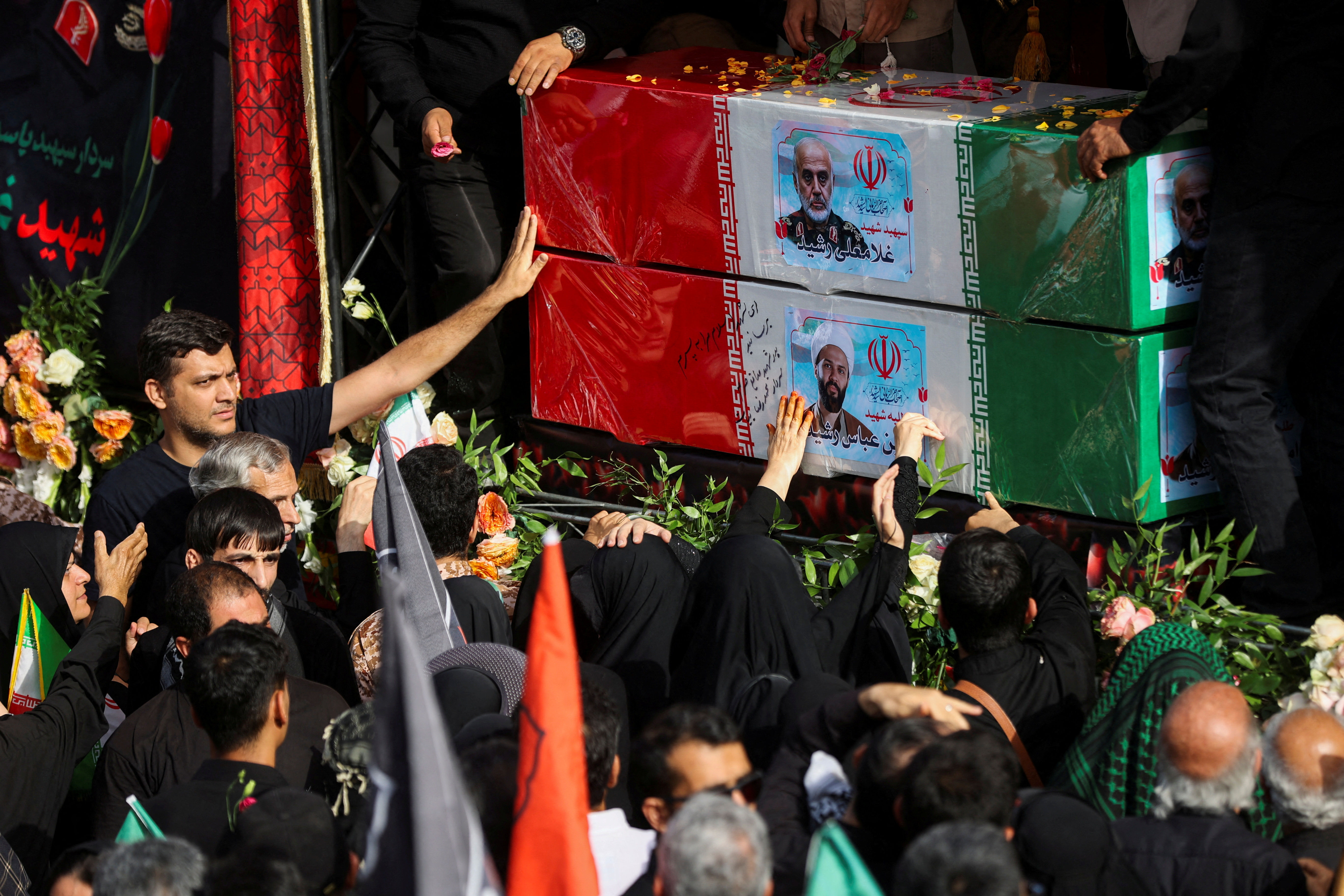 ▲▼ 伊朗民眾上街為以伊衝突中身亡的軍官、科學家及平民送葬。(圖/路透)