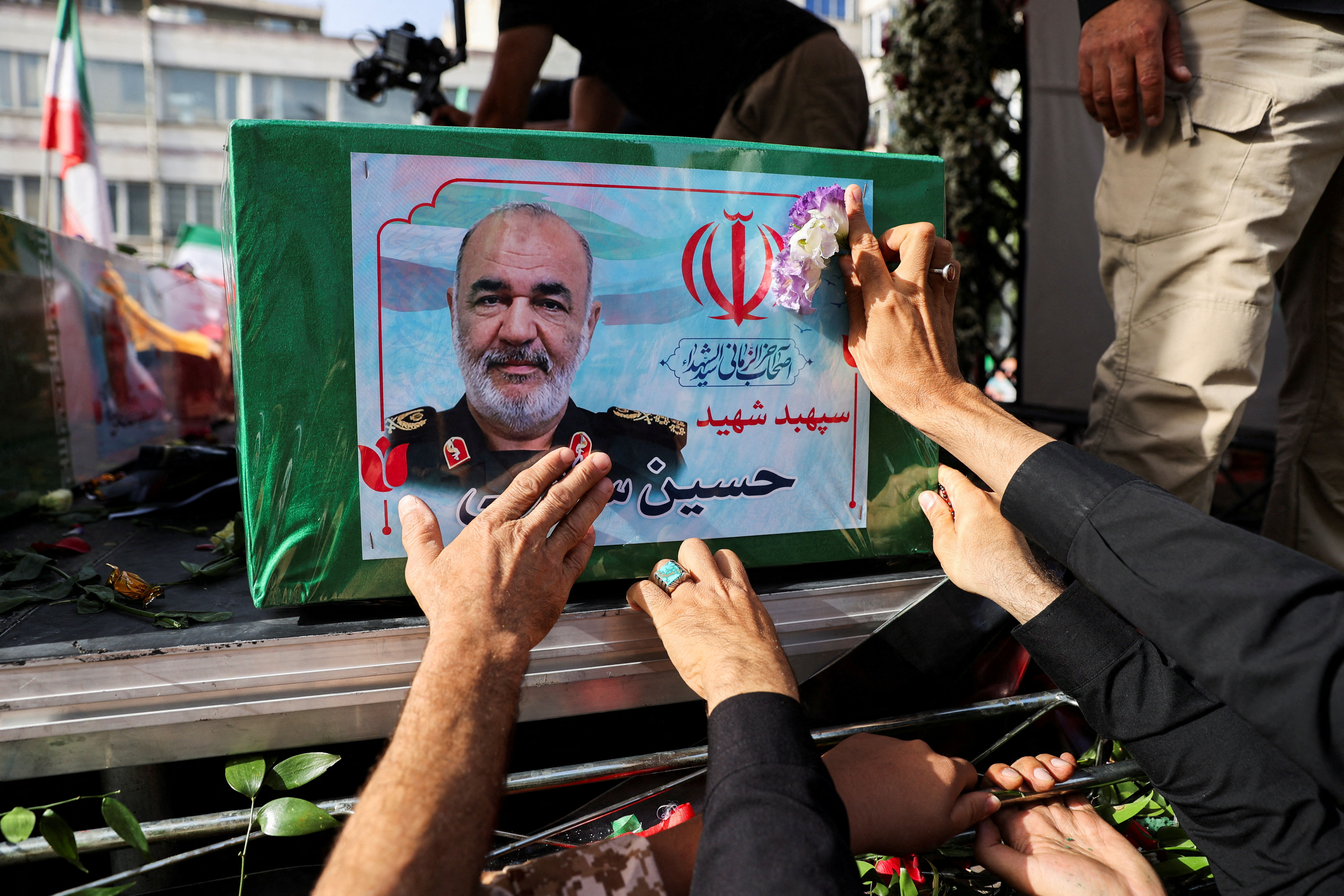 ▲▼ 伊朗民眾上街為以伊衝突中身亡的軍官、科學家及平民送葬。(圖/路透)