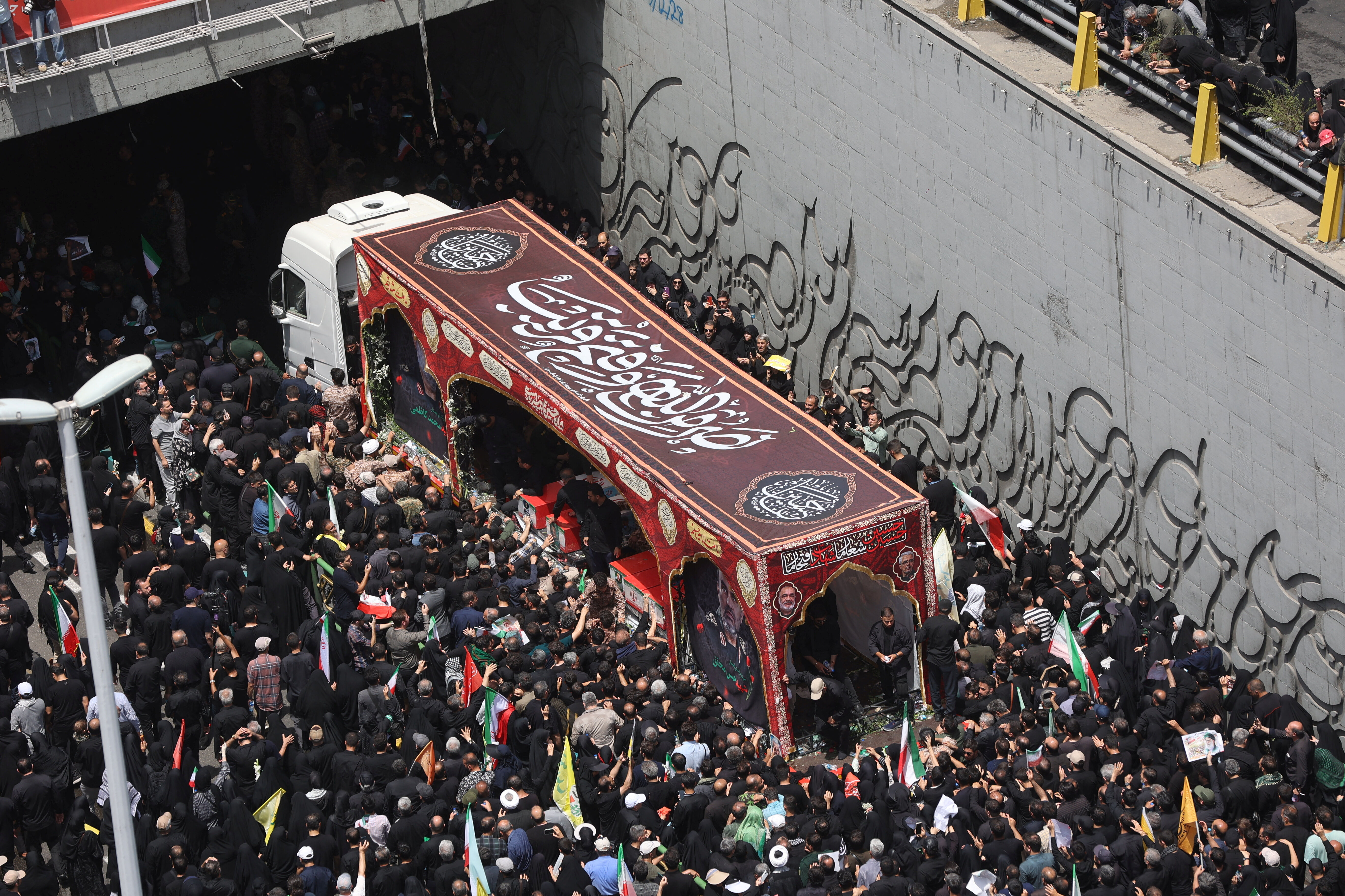 ▲▼ 伊朗民眾上街為以伊衝突中身亡的軍官、科學家及平民送葬。(圖/路透)