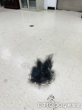 ▲陳男趁吃早餐空檔,引燃照明彈險燒警局。(圖/記者陸運陞翻攝)