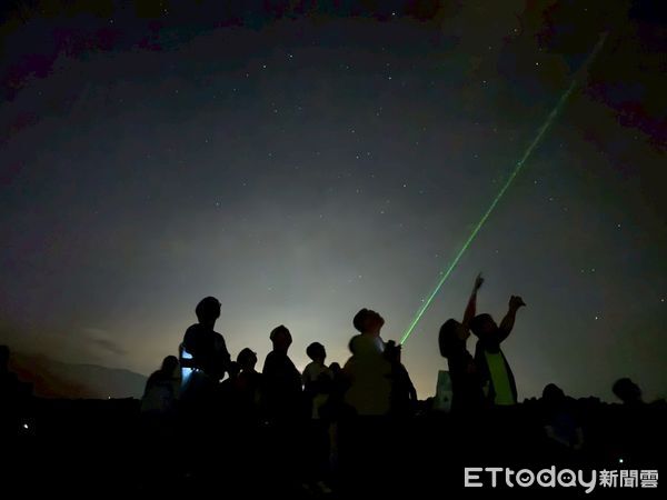 ▲▼專業天文解說員帶領,深入介紹星體命名、星座神話與觀星知識,打造寓教於樂的夜間體驗,適合親子共遊。(圖/花蓮縣政府提供,下同)