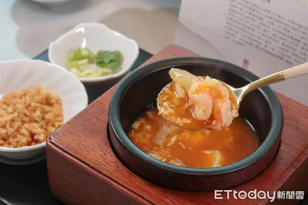 ▲川雅新菜單。(圖/記者黃士原攝)