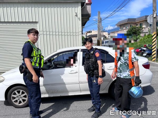 ▲婦人駕車進入窄巷不慎右前輪陷入水溝動彈不得。(圖/吉安警分局提供,下同)