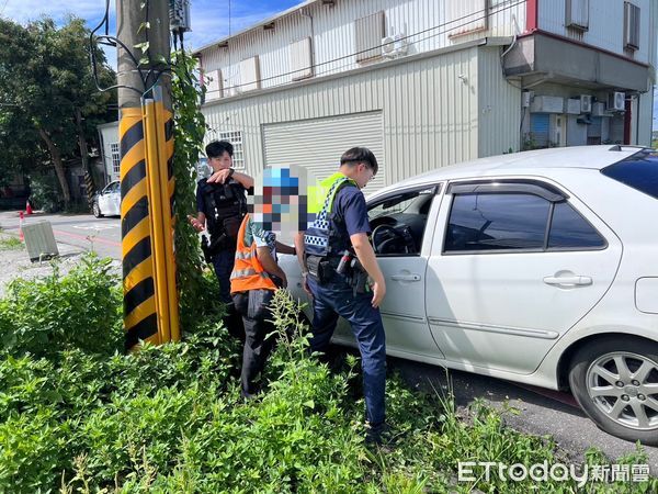 ▲婦人駕車進入窄巷不慎右前輪陷入水溝動彈不得。(圖/吉安警分局提供,下同)