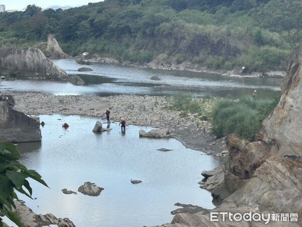 ▲▼越南移工在樹林柑園橋釣魚失蹤,警消搜救人員持續搜索中 。(圖/記者陳以昇翻攝)