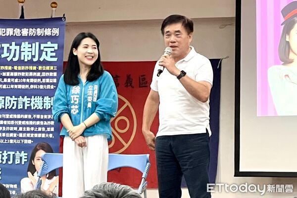 ▲徐巧芯舉辦反罷免說明會,前台北市長郝龍斌、台北市長蔣萬安都來助講。(圖/記者鄭佩玟攝)