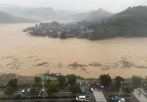 ▲▼陸女遭洪水沖入停車場 瘋狂游泳「吊掛消防管」撿回一命。(圖/翻攝微博)