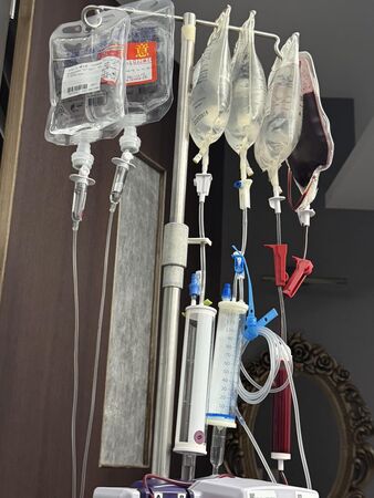 ▲▼陳文茜罹癌4惡症纏身,半天打5包點滴1個血袋。(圖/翻攝自臉書)