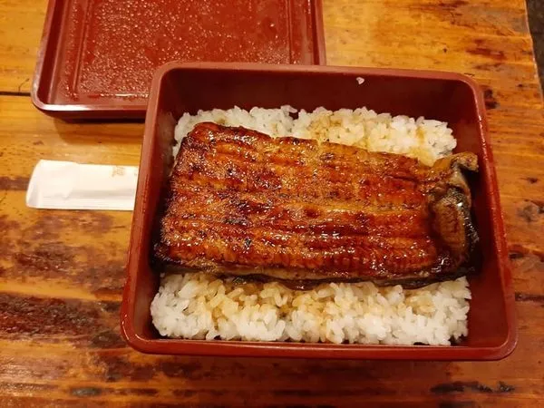 粉專「一級嘴砲技術士」認為,肥前屋收攤並非無預警,而是從招牌鰻魚品質的滑坡就開始的。(翻攝自肥前屋臉書)