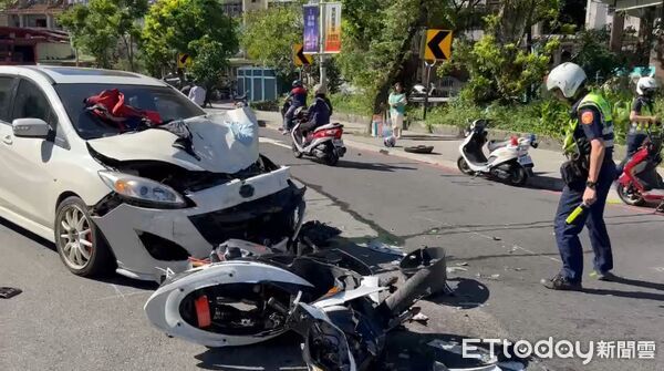 ▲機車與自小客車對撞,機車解體。(圖/記者郭世賢翻攝)