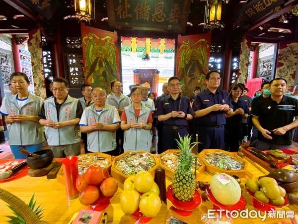 ▲台南祀典興濟宮迎來虎爺聖誕,信眾準備各式供品祝壽,現場香火鼎盛熱鬧非凡。(記者林東良翻攝,下同)