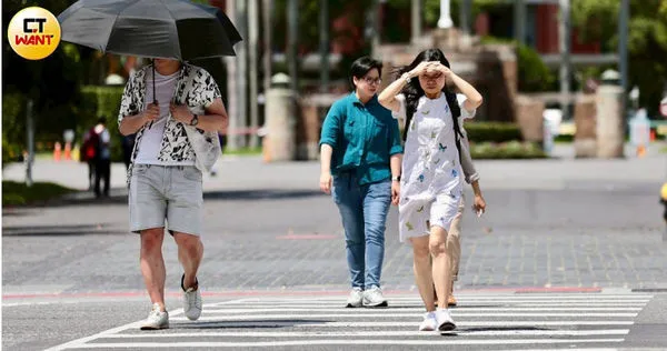 氣溫直線飆升,醫師提醒要多補充水分,就算待在冷氣房也不可輕忽。(圖/黃耀徵攝)