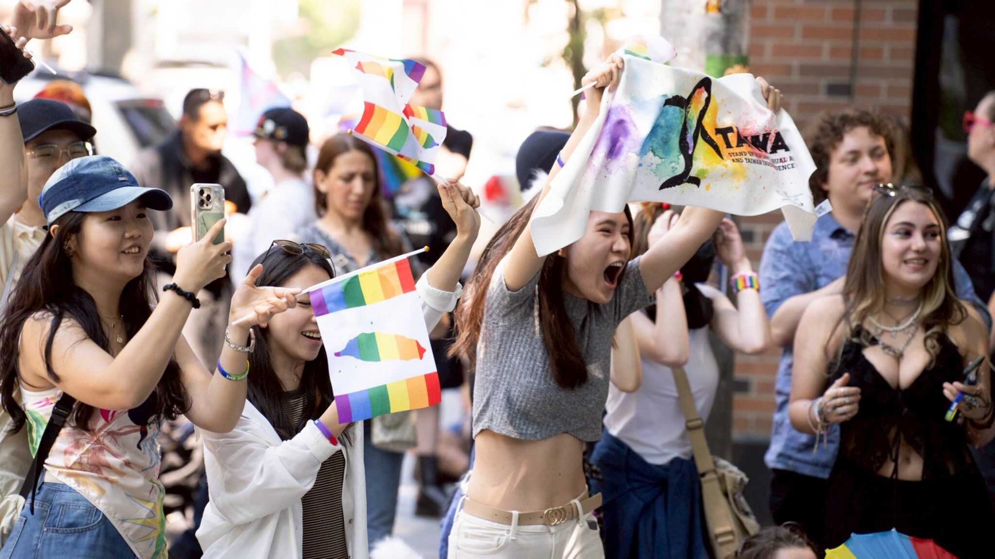 ▲▼ 台灣隊首度亮相西雅圖同志遊行。(圖/翻攝自臉書/Taiwanese Association of Greater Seattle 大西雅圖台灣同鄉會)