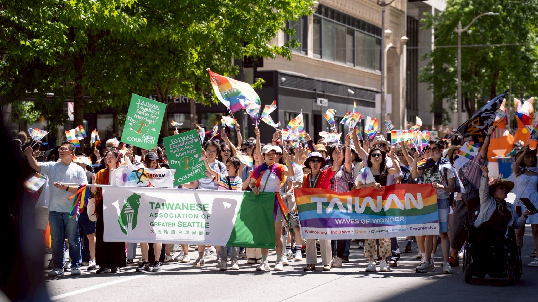▲▼ 台灣隊首度亮相西雅圖同志遊行。(圖/翻攝自臉書/Taiwanese Association of Greater Seattle 大西雅圖台灣同鄉會)