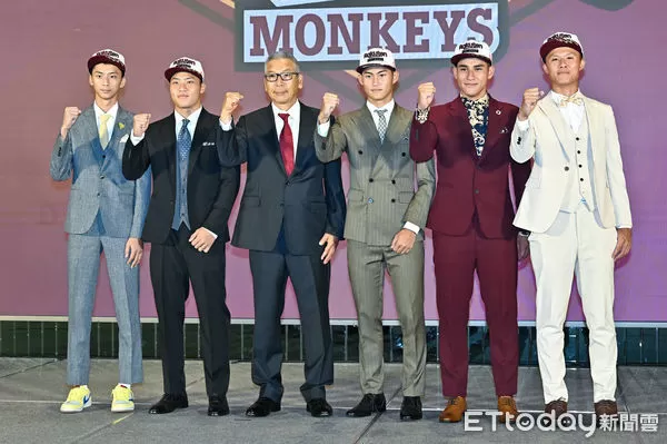 ▲▼2025中華職棒新人球員選拔會,中職選秀,樂天桃猿總教練古久保健二與選秀指名球員合影。(圖/記者李毓康攝)