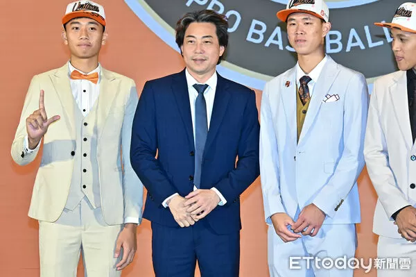 ▲▼2025中華職棒新人球員選拔會,中職選秀,統一獅總教練林岳平與選秀指名球員合影。(圖/記者李毓康攝)