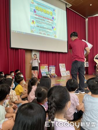 ▲台南市消防局第二大隊舉辦消防體驗營,學童開心參與地震逃生模擬。(記者林東良翻攝,下同)