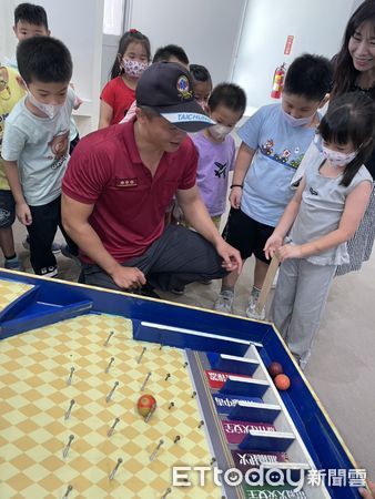 ▲台南市消防局第二大隊舉辦消防體驗營,學童開心參與地震逃生模擬。(記者林東良翻攝,下同)