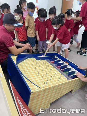 ▲台南市消防局第二大隊舉辦消防體驗營,學童開心參與地震逃生模擬。(記者林東良翻攝,下同)