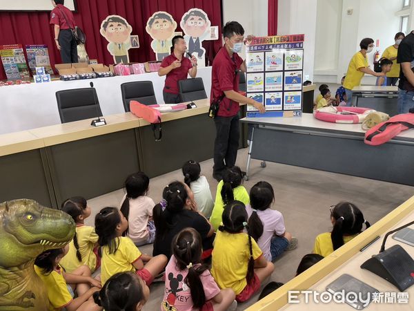 ▲台南市消防局第二大隊舉辦消防體驗營,學童開心參與地震逃生模擬。(記者林東良翻攝,下同)
