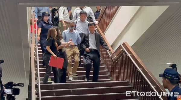 ▲彭振聲妻子輕生亡,律師緊急向法院請假。(圖/記者許靖騏攝,下同)