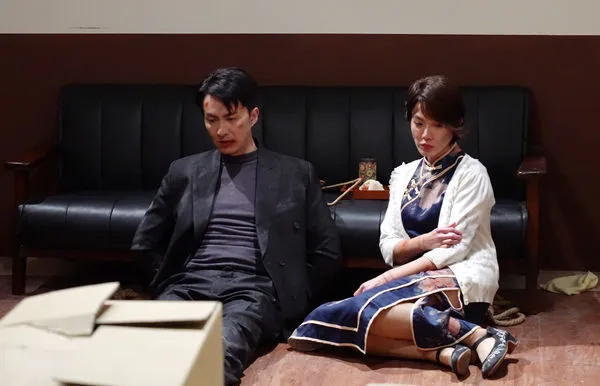 ▲《寶島西米樂》黃瑄和張雁名被綁架,尹昭德拿武士刀救人。(圖/台視提供)