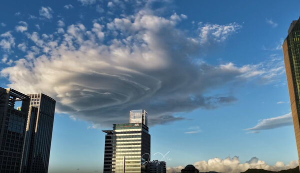 台北6月30日出現的幽浮雲、飛碟雲、莢狀雲。(圖/空拍攝影師Jerry Xie授權提供)