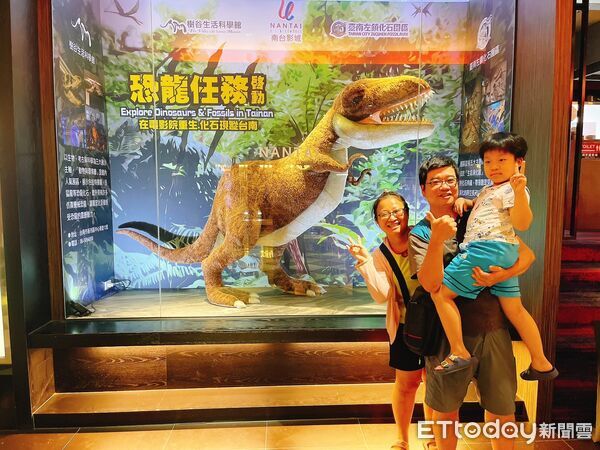 ▲南台影城與左鎮化石園區、樹谷生活科學館攜手推出暑期「恐龍任務」聯名活動,打造娛樂與學習兼具的觀光體驗。(記者林東良翻攝,下同)