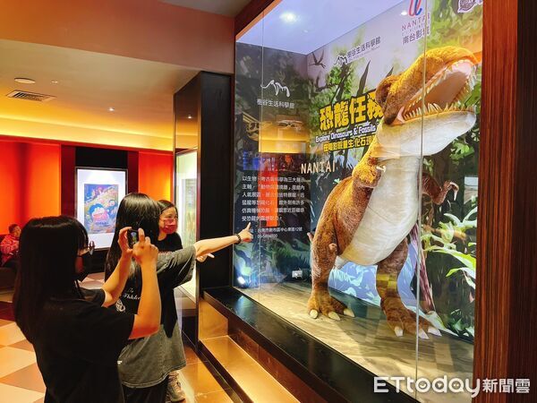 ▲南台影城與左鎮化石園區、樹谷生活科學館攜手推出暑期「恐龍任務」聯名活動,打造娛樂與學習兼具的觀光體驗。(記者林東良翻攝,下同)