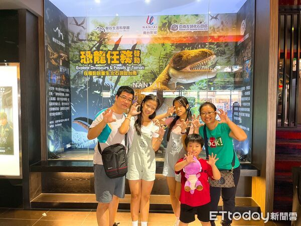 ▲南台影城與左鎮化石園區、樹谷生活科學館攜手推出暑期「恐龍任務」聯名活動,打造娛樂與學習兼具的觀光體驗。(記者林東良翻攝,下同)