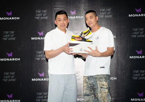 ▲亞洲籃壇兩大傳奇神射李忠熙、羅興樑夢幻合體,打造《MONARCH菁英射手營》。(圖/文化大學提供)