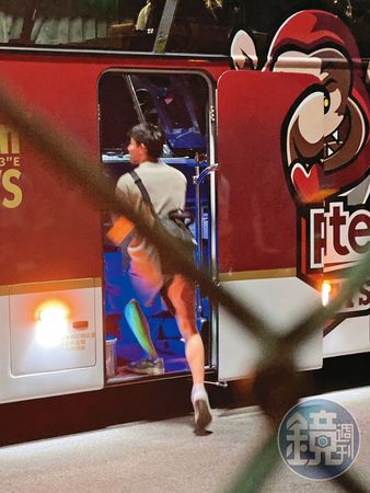 陳晨威新歡是她/熱戀大6歲中信兄弟女神 神威賽後脫隊開保時捷載啾啾開吃