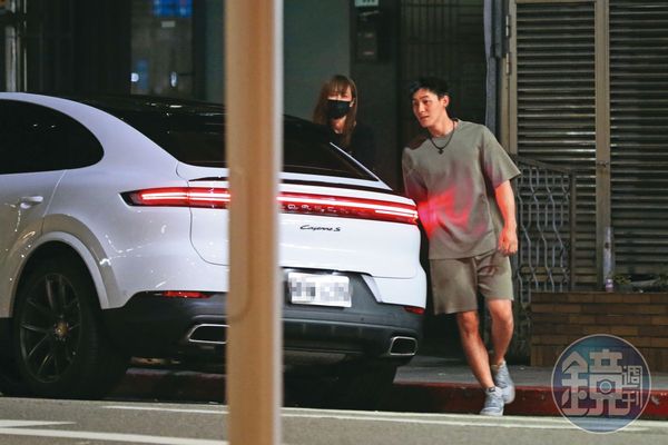 陳晨威新歡是她/熱戀大6歲中信兄弟女神 神威賽後脫隊開保時捷載啾啾開吃