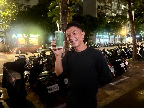 ▲「泰版梁朝偉」萬洛隆甘迦抵台 。(圖/牽猴子提供)